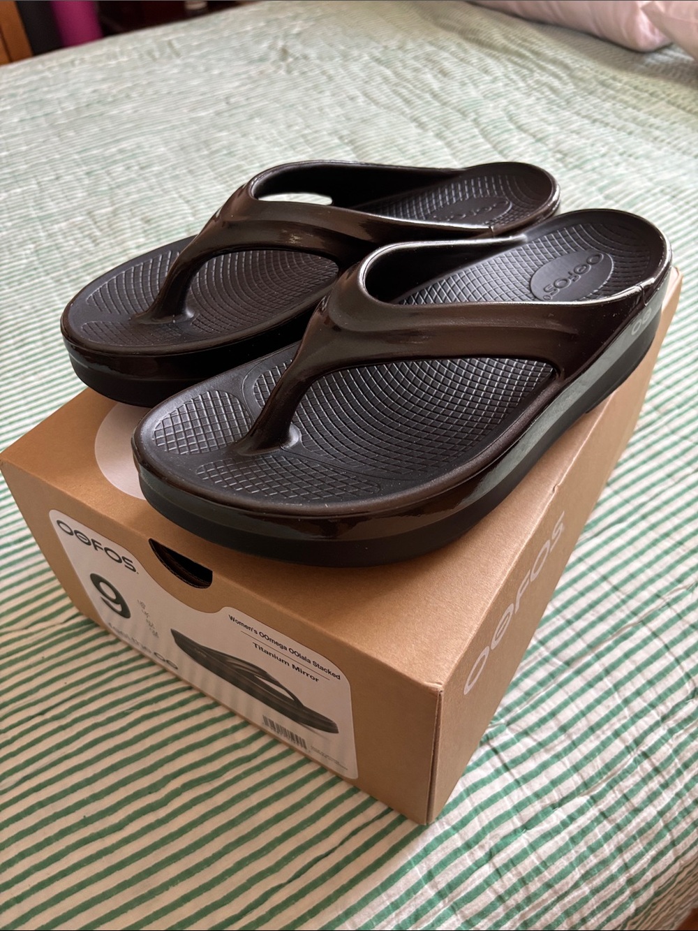 NEW OOFOS Women's Oomega Oolala Stacked Sandal in Titanium Mirror Size 9